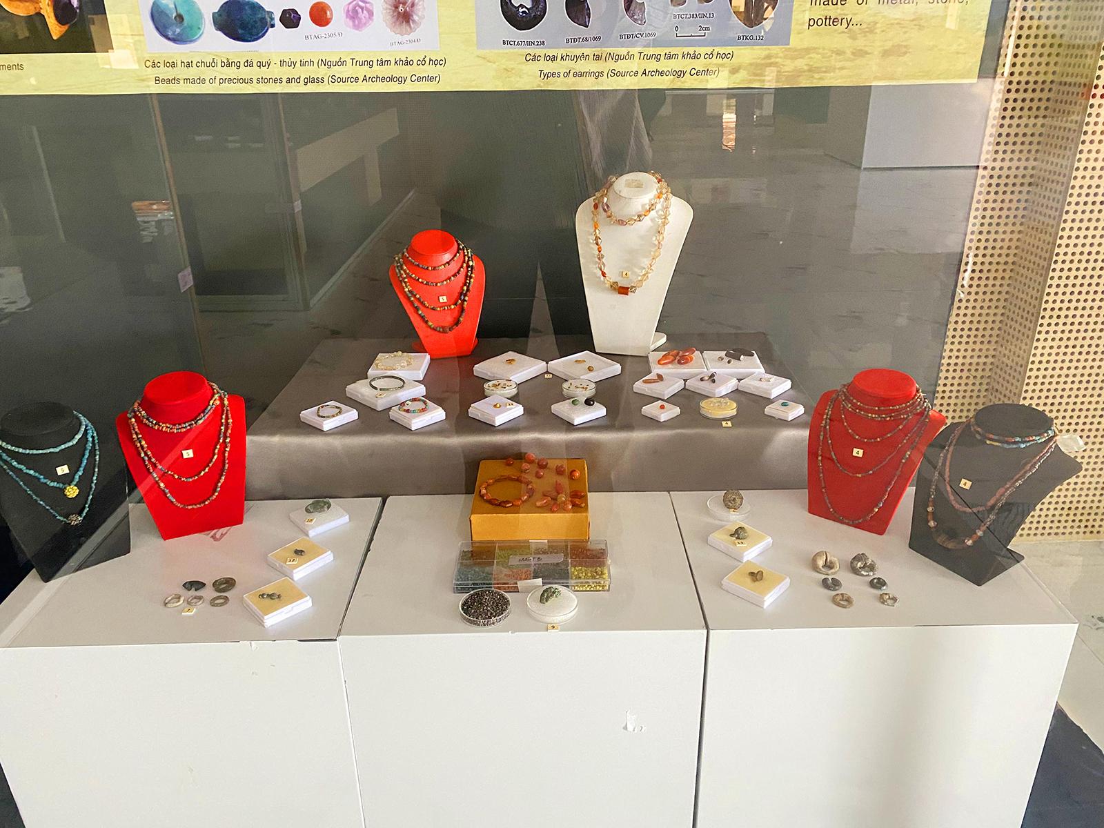 Về miền cổ vật