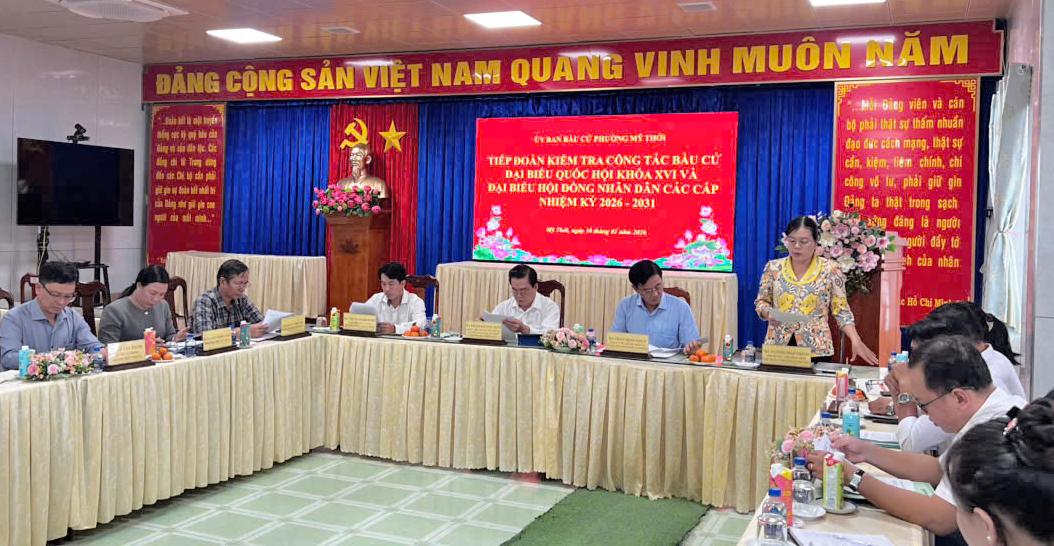 Ph&oacute; b&iacute; thư Đảng ủy, Chủ tịch UBND phường Mỹ Thới, Trưởng Ban bầu cử phường Vương Mai Trinh b&aacute;o c&aacute;o kết quả c&ocirc;ng t&aacute;c