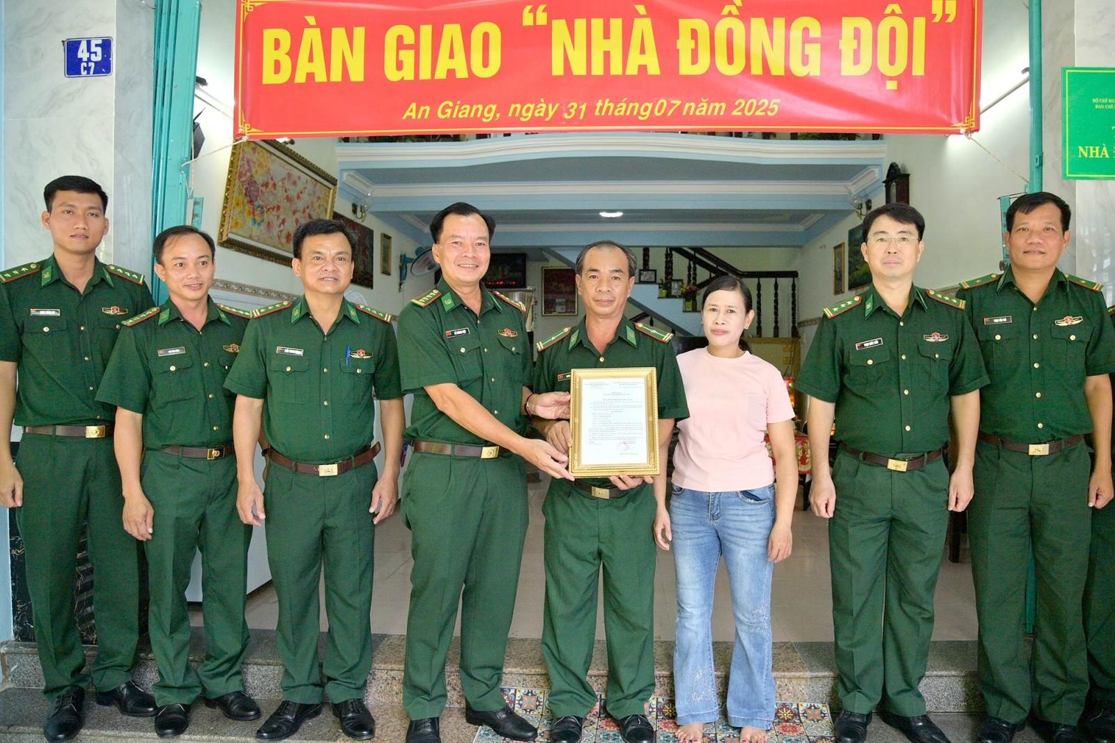 Bộ đội Biên phòng tỉnh An Giang bàn giao nhà Đồng đội