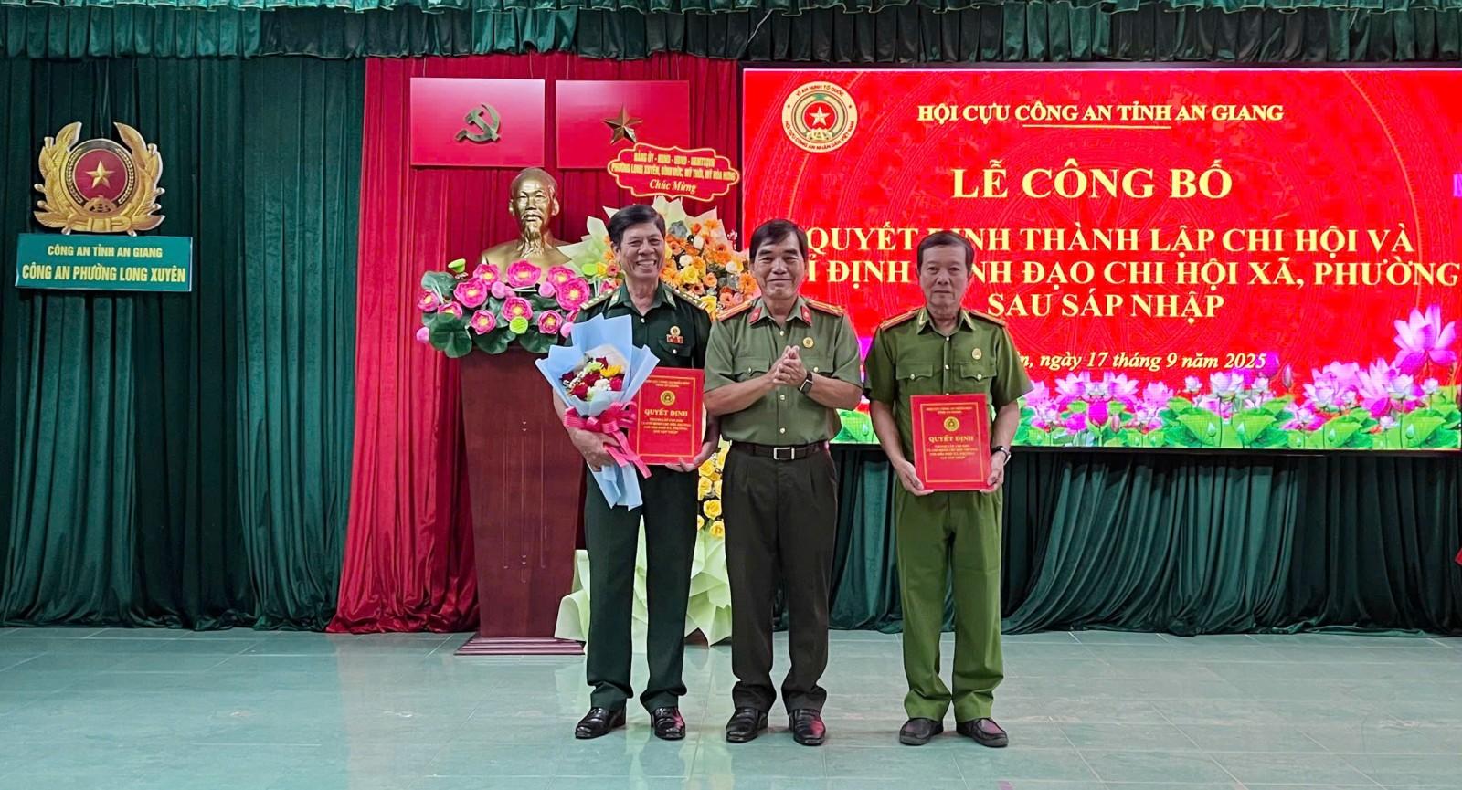 Trao quyết định thành lập Chi hội Cựu Công an nhân dân cấp cơ sở