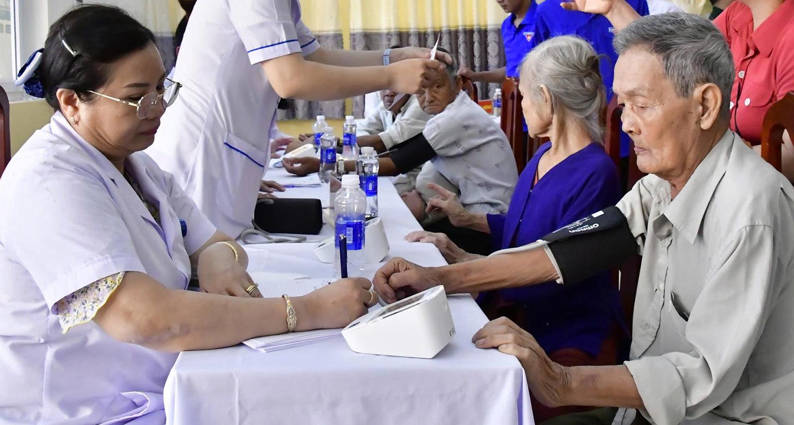 Bệnh viện Quân y 121 khám bệnh, phát thuốc cho gần 300 người dân xã Đông Hưng