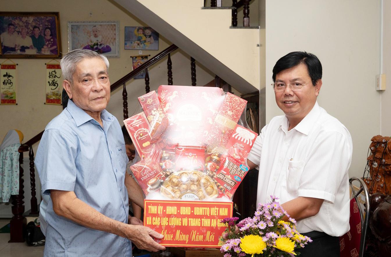 Bí thư Tỉnh ủy An Giang Nguyễn Tiến Hải chúc tết các đồng chí nguyên Bí thư Tỉnh ủy và nguyên lãnh đạo quân đội