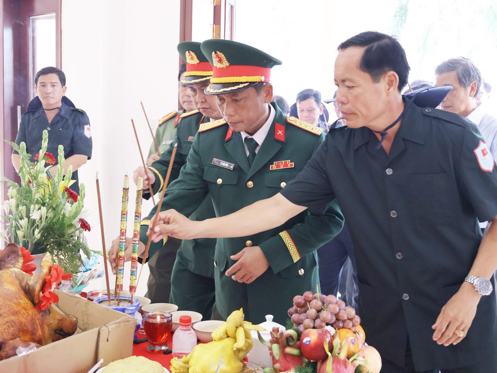 Đón Đội K92, K93 hoàn thành nhiệm vụ quy tập 170 hài cốt liệt sĩ về nước