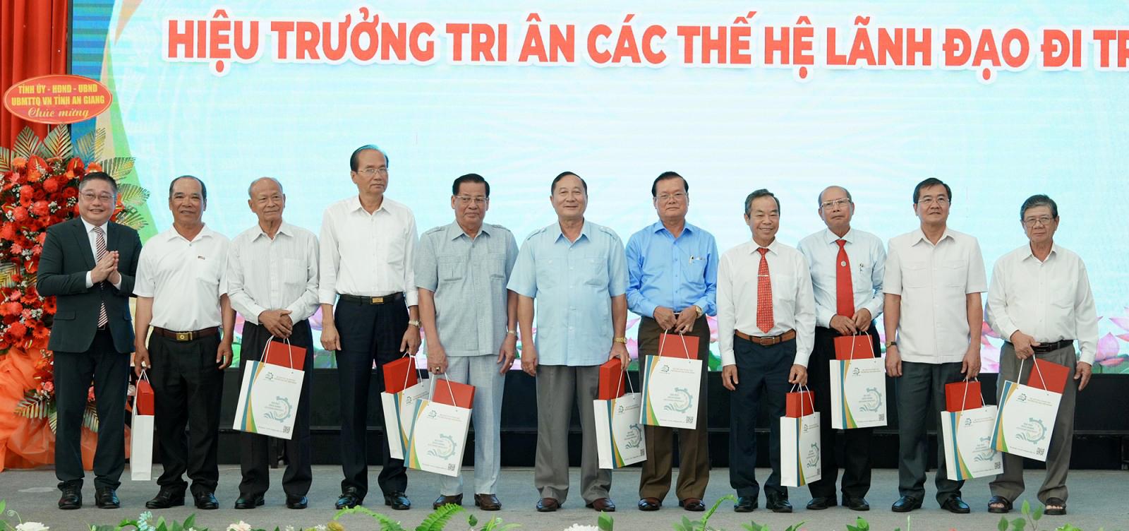 Trường Đại học Kiên Giang công bố quyết định bổ nhiệm Hiệu trưởng, Phó Hiệu trưởng