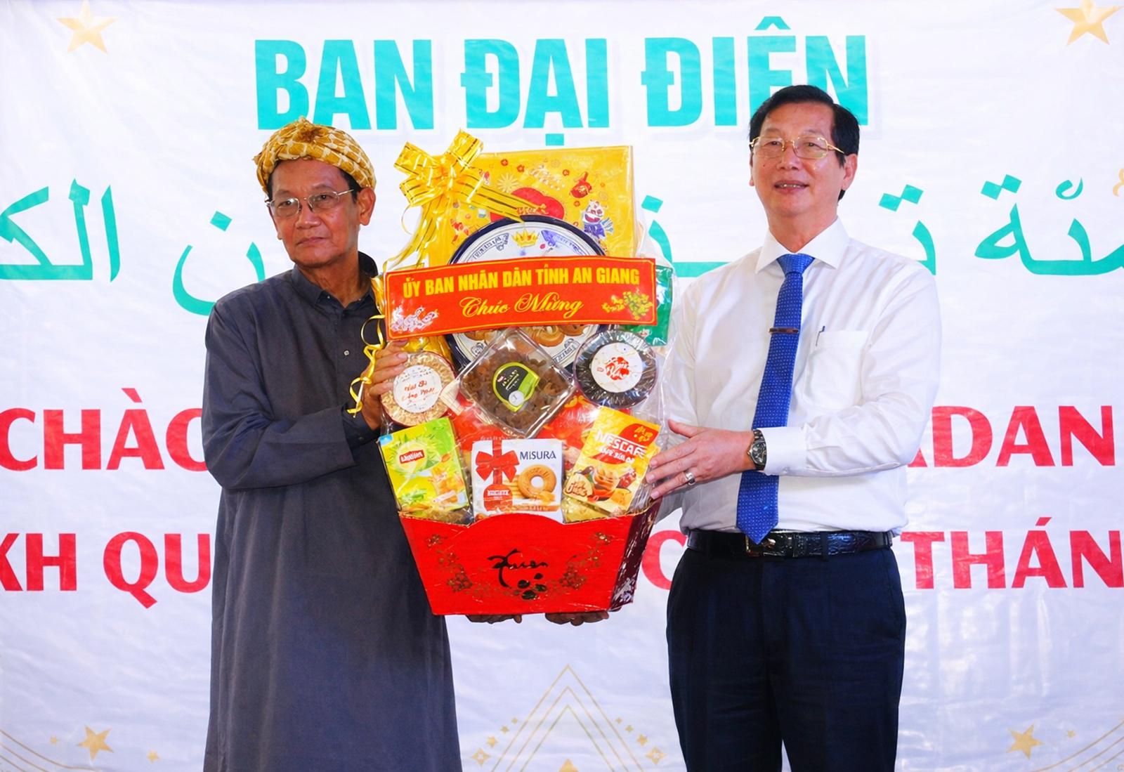Phó Chủ tịch UBND tỉnh Lê Văn Phước chúc mừng cộng đồng Hồi giáo (Islam) dịp Lễ hội Ramadan năm 2026