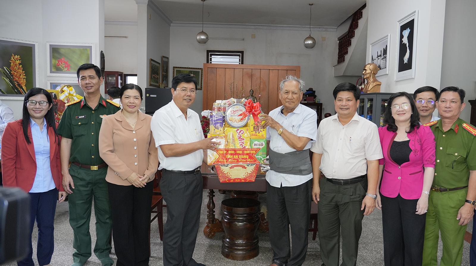 Bí thư Tỉnh ủy An Giang Nguyễn Tiến Hải thăm, chúc tết các đồng chí nguyên Bí thư Tỉnh ủy Kiên Giang (cũ)