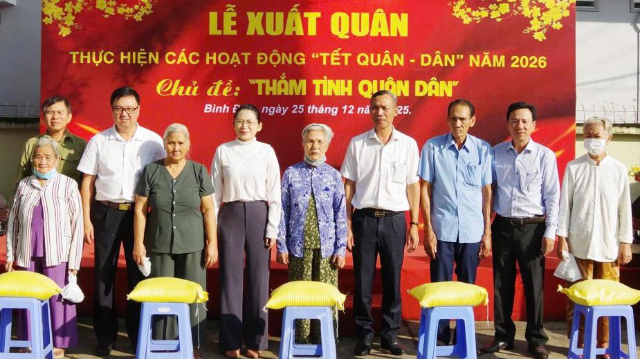 Tặng qu&agrave; cho c&aacute;c hộ gia đ&igrave;nh kh&oacute; khăn tr&ecirc;n địa b&agrave;n phường