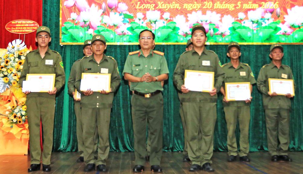 Đại tá Huỳnh Thanh Lâm, Phó Giám đốc Công an tỉnh trao giải cho các tập thể xuất sắc