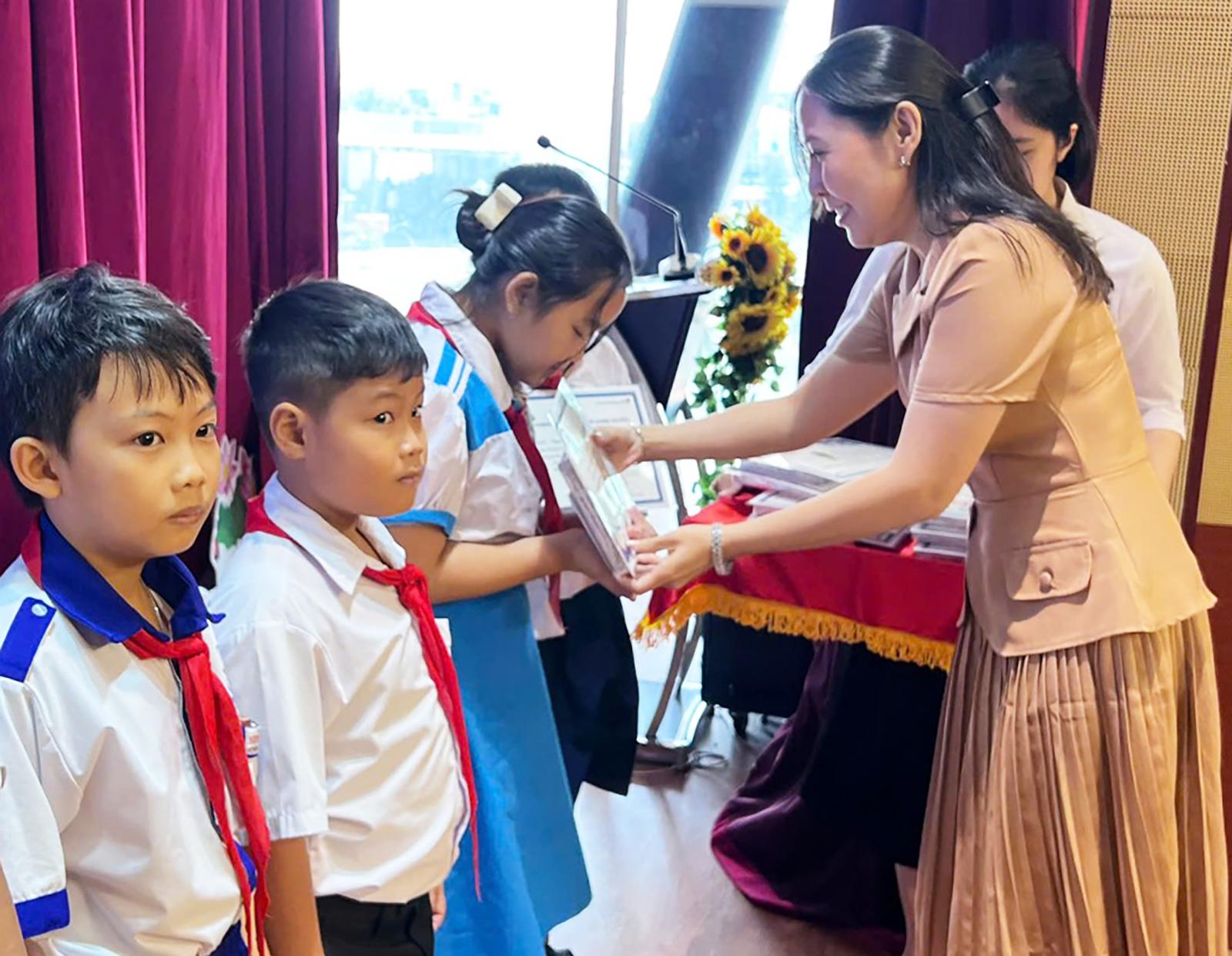 Trao học bổng và quà học tập cho các học sinh