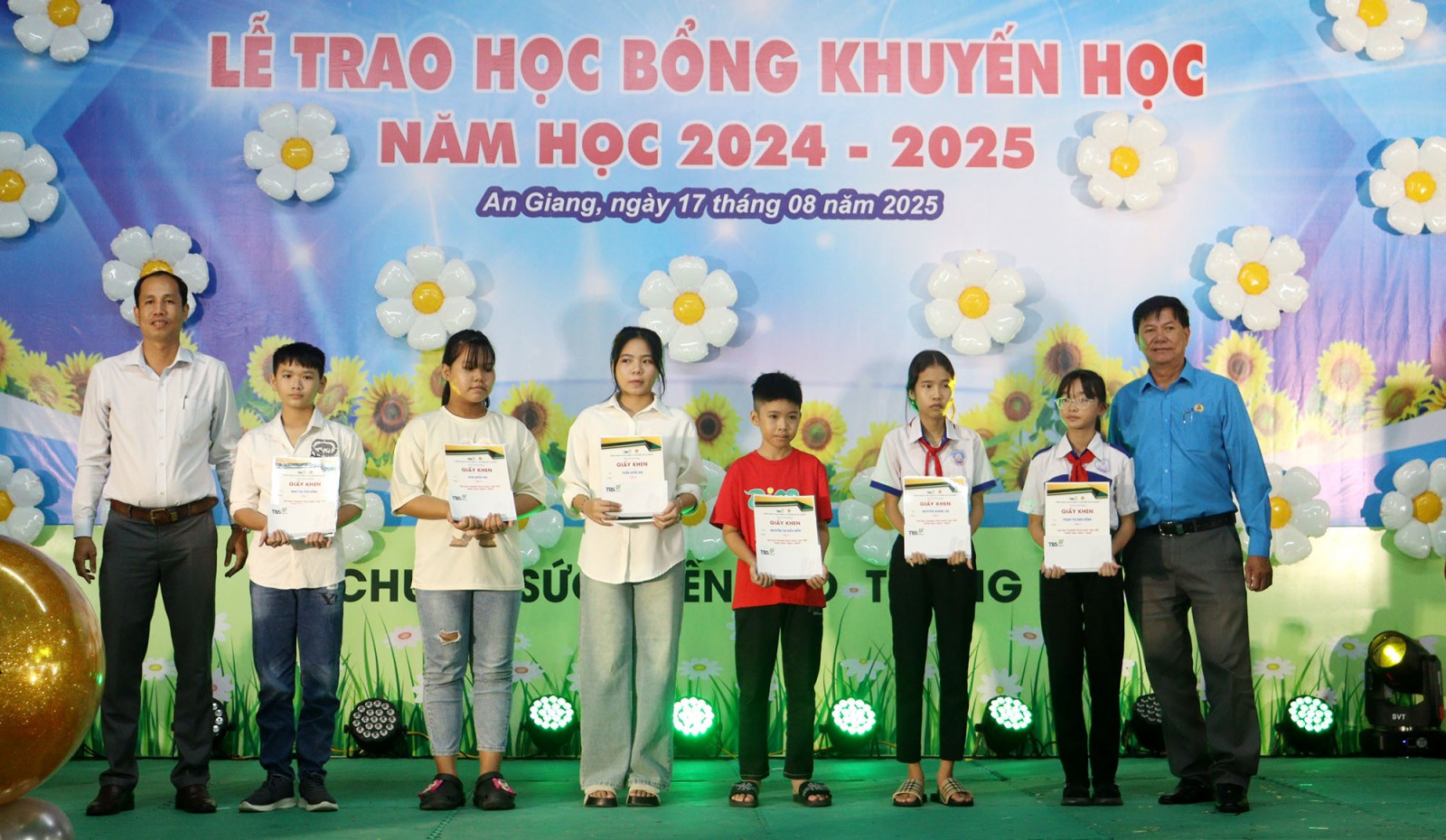 Trao 1.488 suất học bổng cho con đoàn viên, người lao động Công ty Cổ phần TBS An Giang