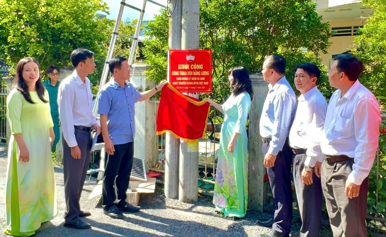 Phó Chủ tịch Ủy ban MTTQ Việt Nam tỉnh dự Ngày hội Đại đoàn kết ở phường Mỹ Thới Đại biểu thực hiện nghi thức khởi công công trình đèn năng lượng