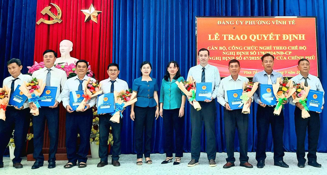 Phường Vĩnh Tế trao quyết định nghỉ hưu, nghỉ chính sách cho cán bộ, công chức, viên chức