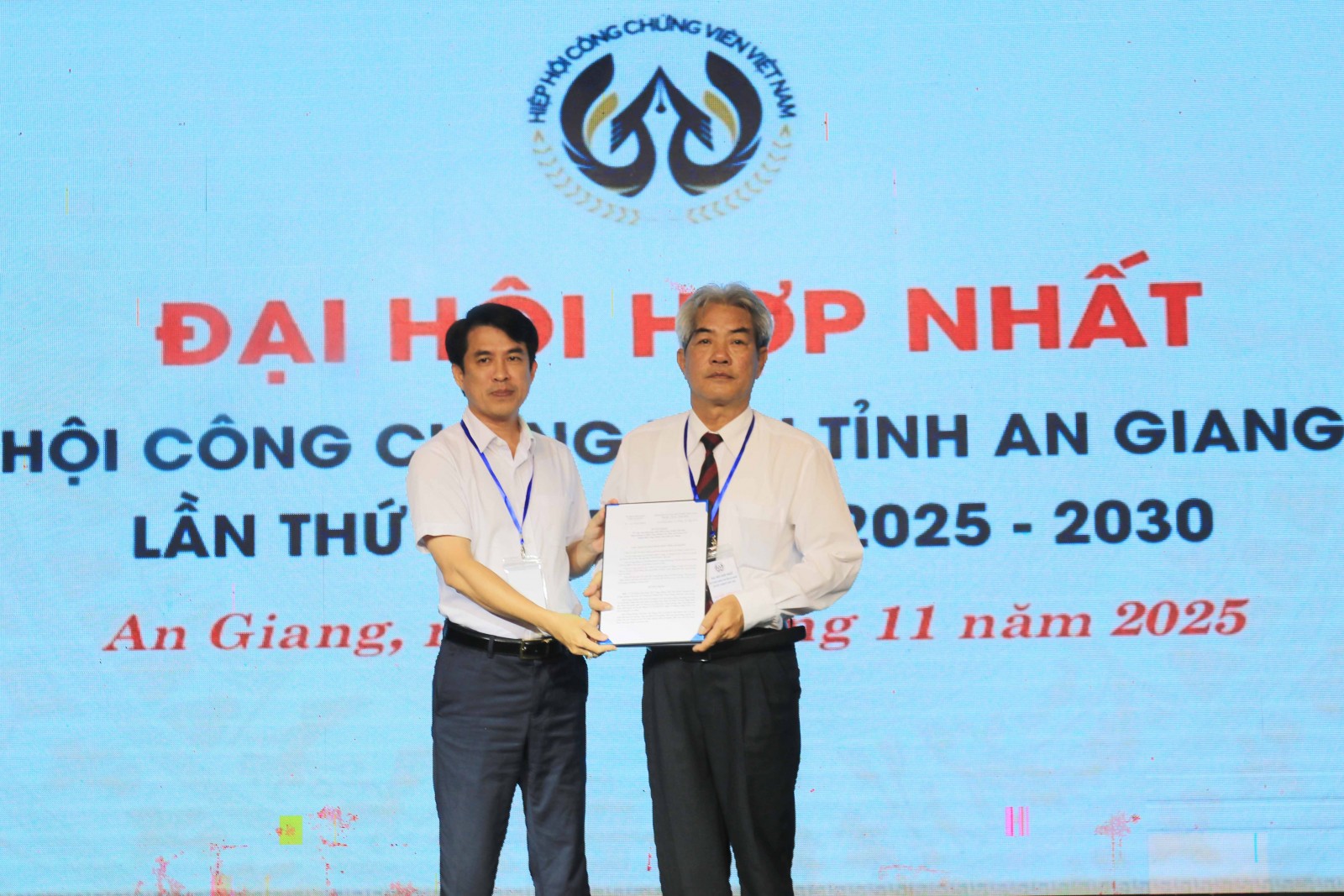 Giám đốc Sở Tư pháp tỉnh An Giang, Trịnh Tuấn Ngọc trao Quyết định hợp nhất Hội công chứng viên tỉnh An Giang