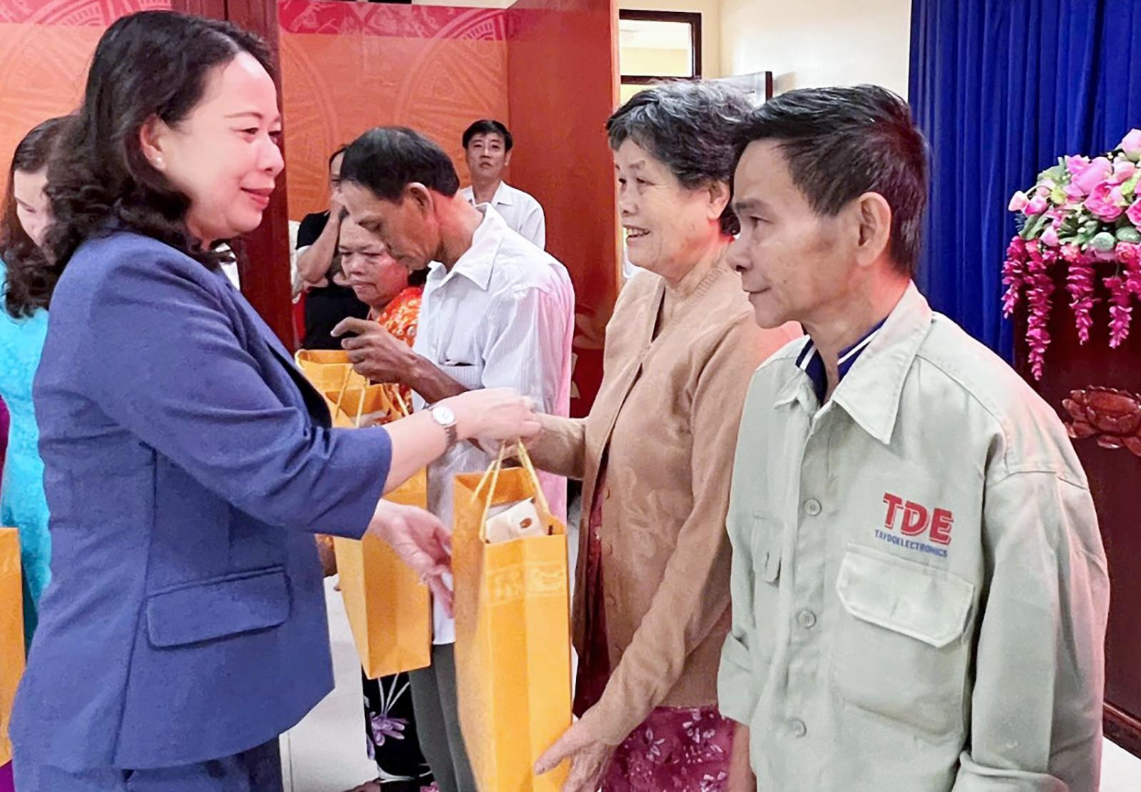 Phó Chủ tịch nước Võ Thị Ánh Xuân dâng hương Chủ tịch Tôn Đức Thắng