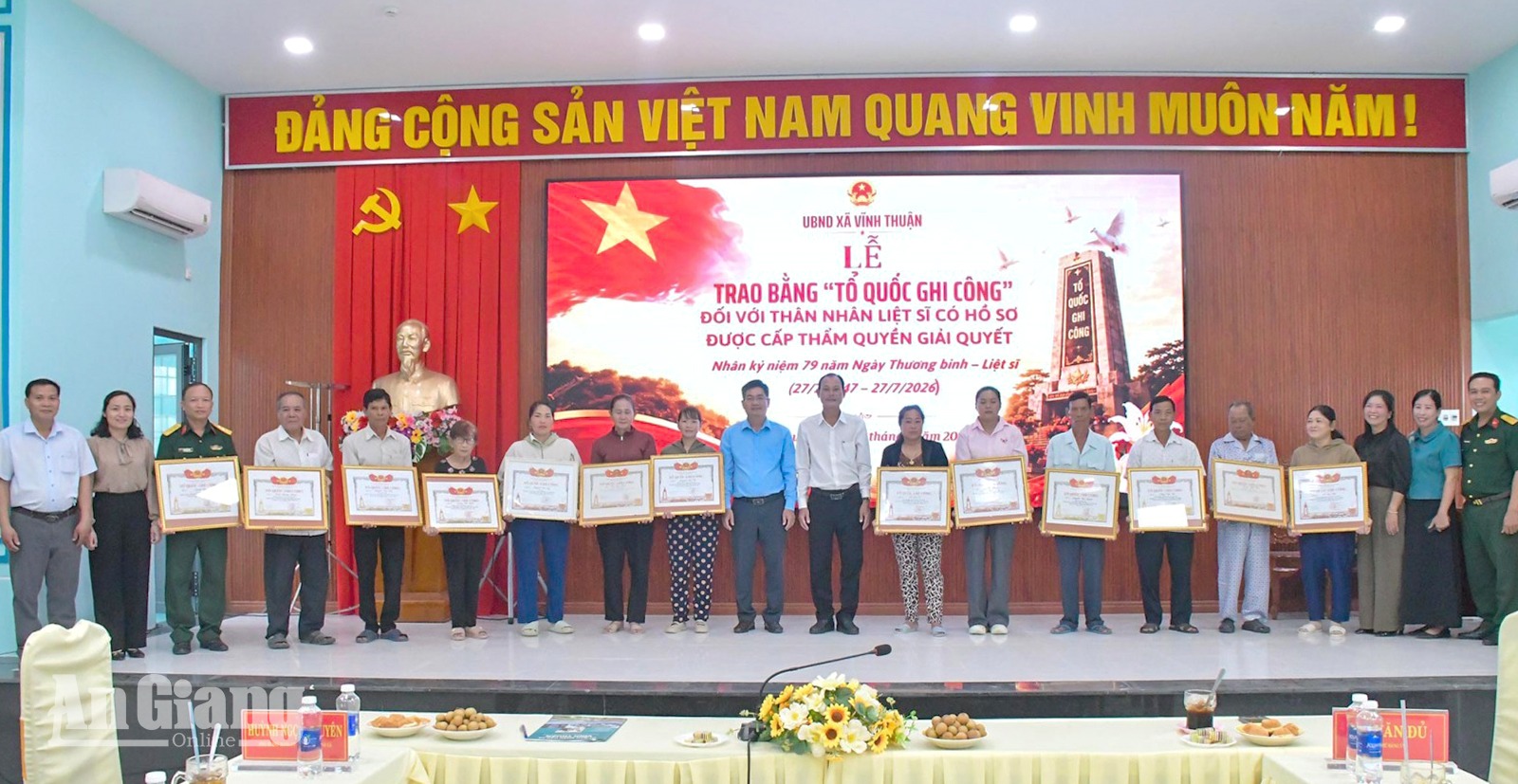 Xã Vĩnh Thuận trao 19 Bằng Tổ quốc ghi công cho thân nhân liệt sĩ