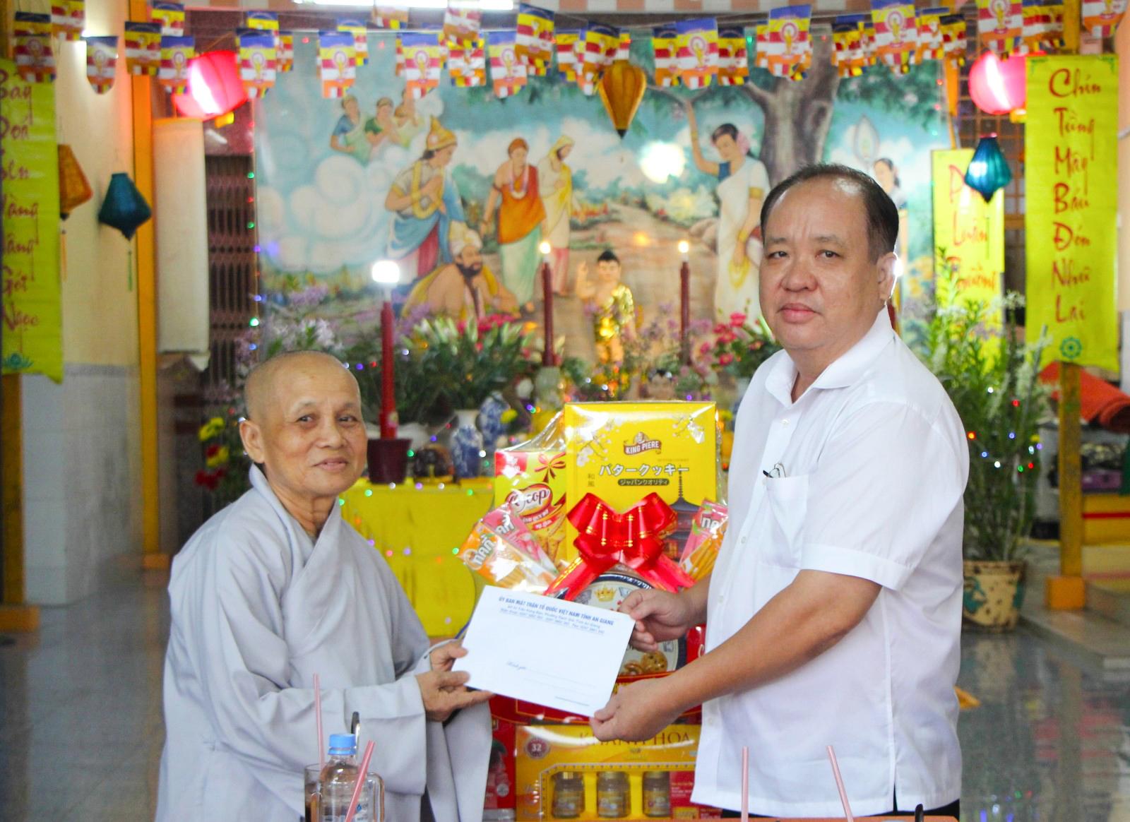 Phó Chủ tịch Thường trực UBND tỉnh An Giang Nguyễn Thanh Phong chúc mừng Đại lễ Phật đản tại phường Long Xuyên và xã Cù Lao Giêng