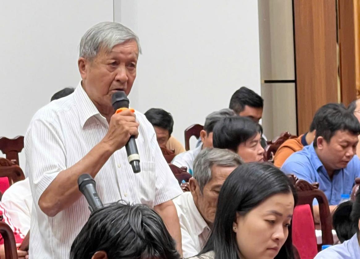 Cử tri Nguyễn Hữu Tài đóng góp ý kiến