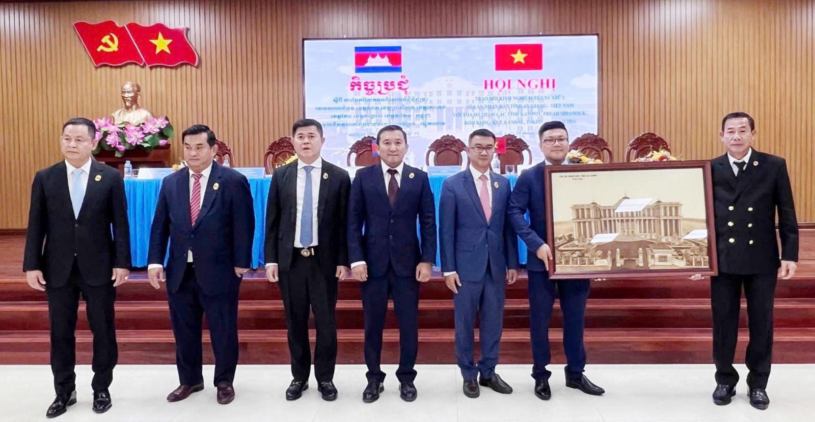 Tặng quà lưu niệm cho các tỉnh Campuchia