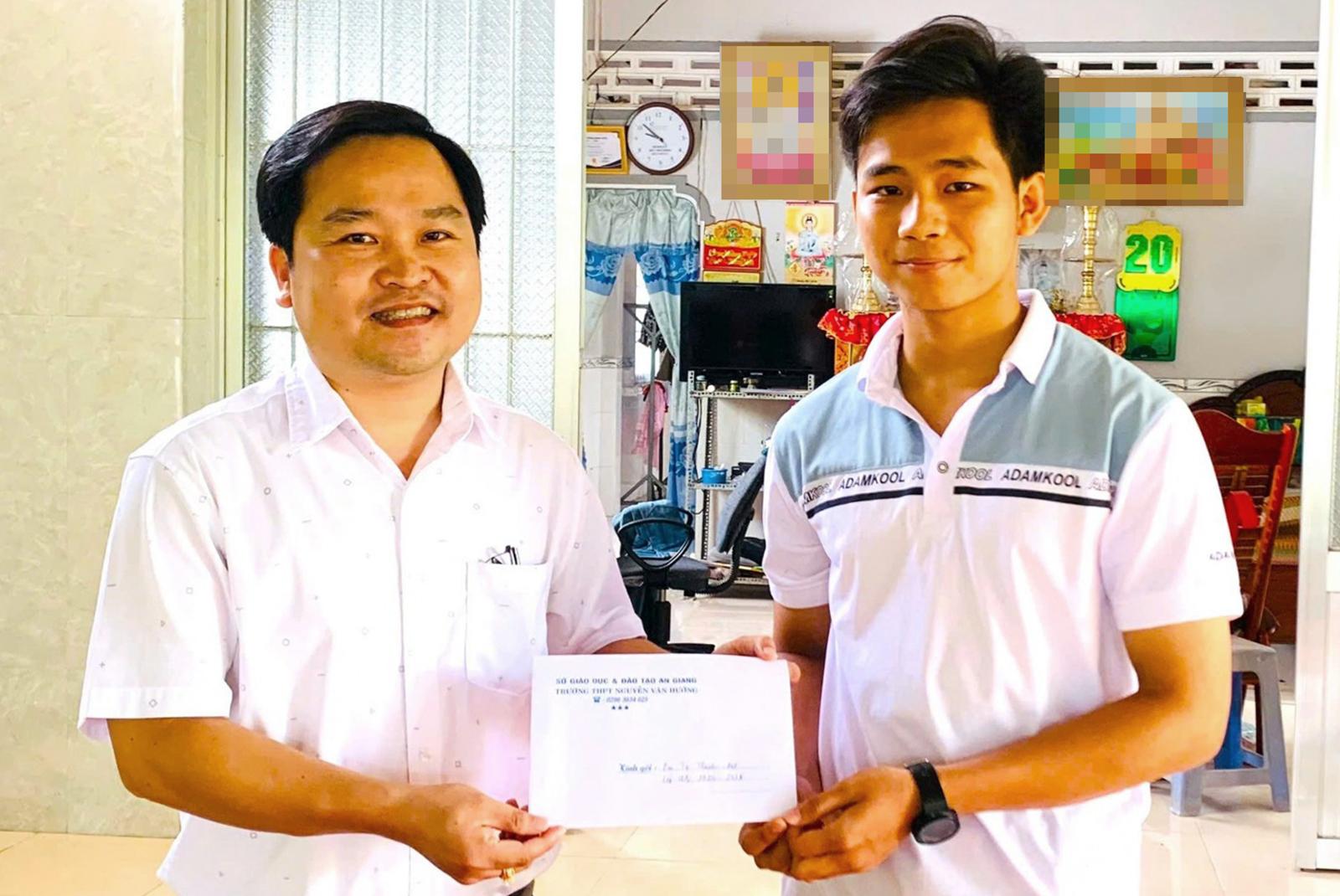 Trao thưởng học sinh xuất sắc, thủ khoa kỳ thi tốt nghiệp THPT năm 2025