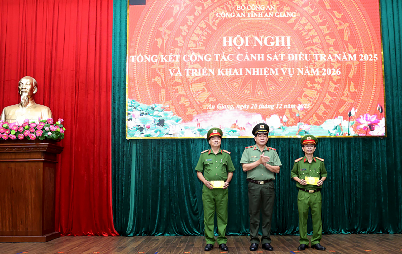 Thiếu tướng Nguyễn Văn Hận, Gi&aacute;m đốc C&ocirc;ng an tỉnh trao thưởng của Bộ C&ocirc;ng an tặng cho Ph&ograve;ng Cảnh s&aacute;t h&igrave;nh sự v&agrave; Ph&ograve;ng Cảnh s&aacute;t điều tra tội phạm về ma t&uacute;y v&igrave; c&oacute; th&agrave;nh t&iacute;ch xuất sắc trong c&ocirc;ng t&aacute;c đấu tranh, ph&ograve;ng chống tội phạm.