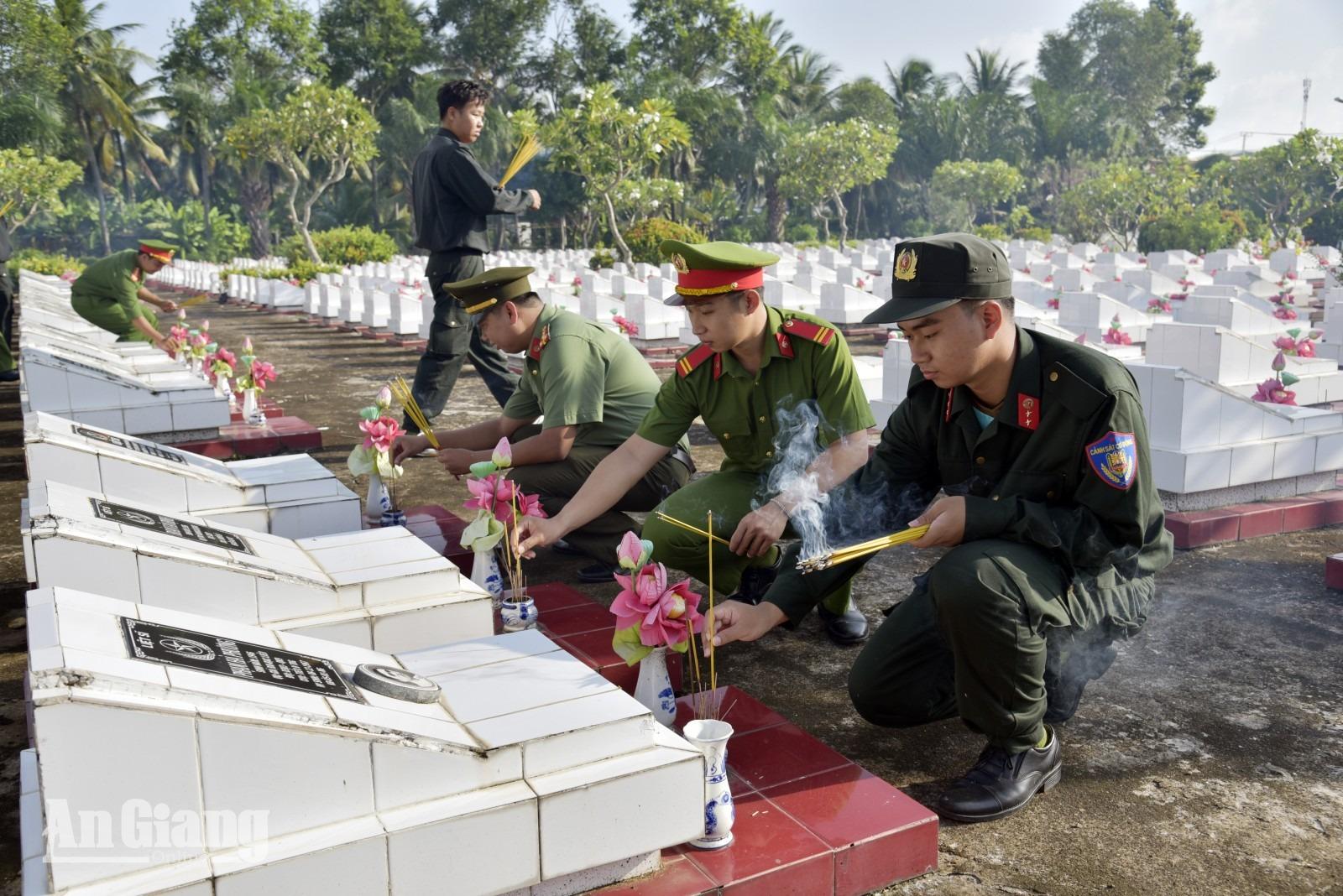 Viettel An Giang thắp hương, thay mới hoa gần 5.000 phần mộ liệt sĩ