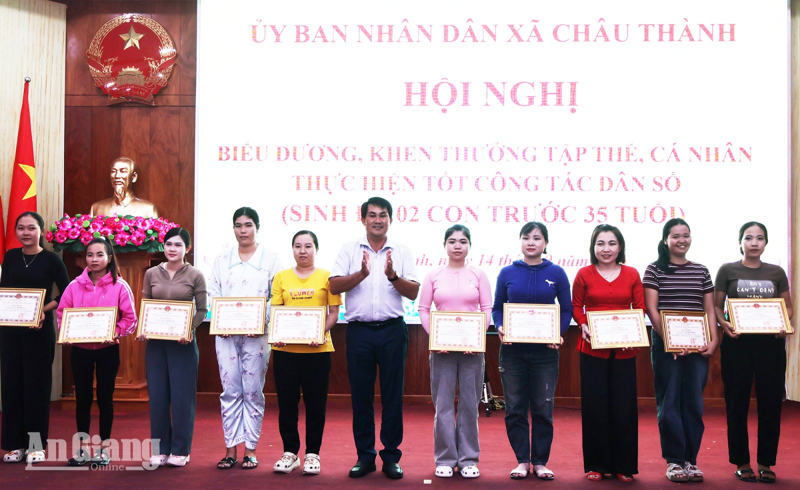 Châu Thành chi hơn 138 triệu đồng khen thưởng các gia đình sinh đủ 2 con trước 35 tuổi