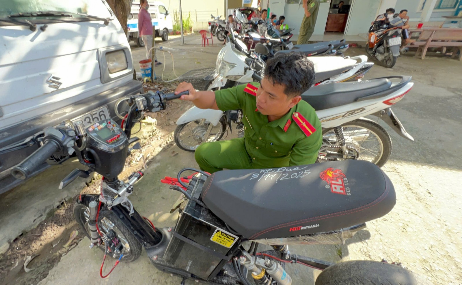 Lực lượng Công an xã thu giữ xe điện 