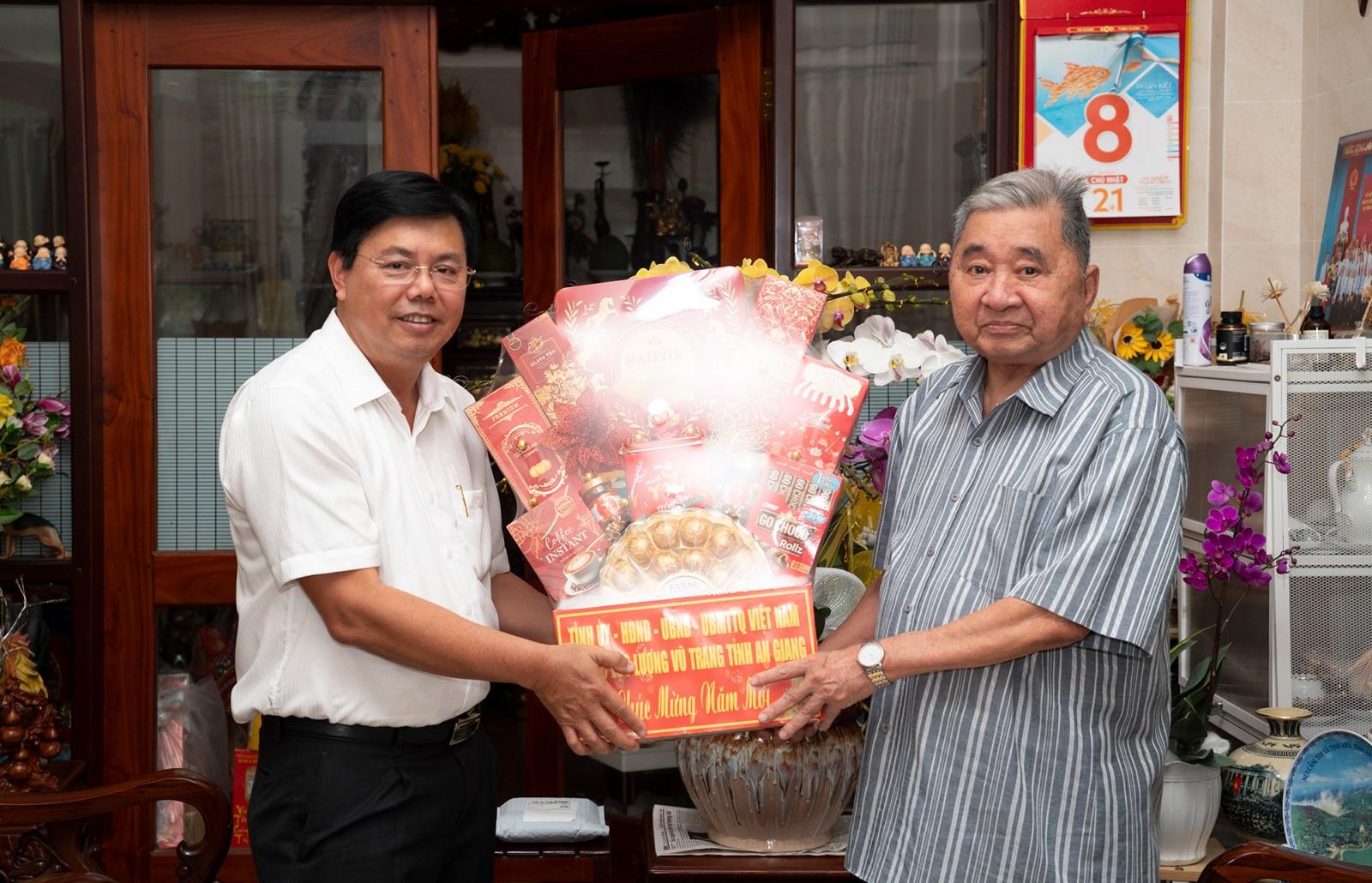 Bí thư Tỉnh ủy An Giang Nguyễn Tiến Hải chúc tết các đồng chí nguyên Bí thư Tỉnh ủy và nguyên lãnh đạo quân đội