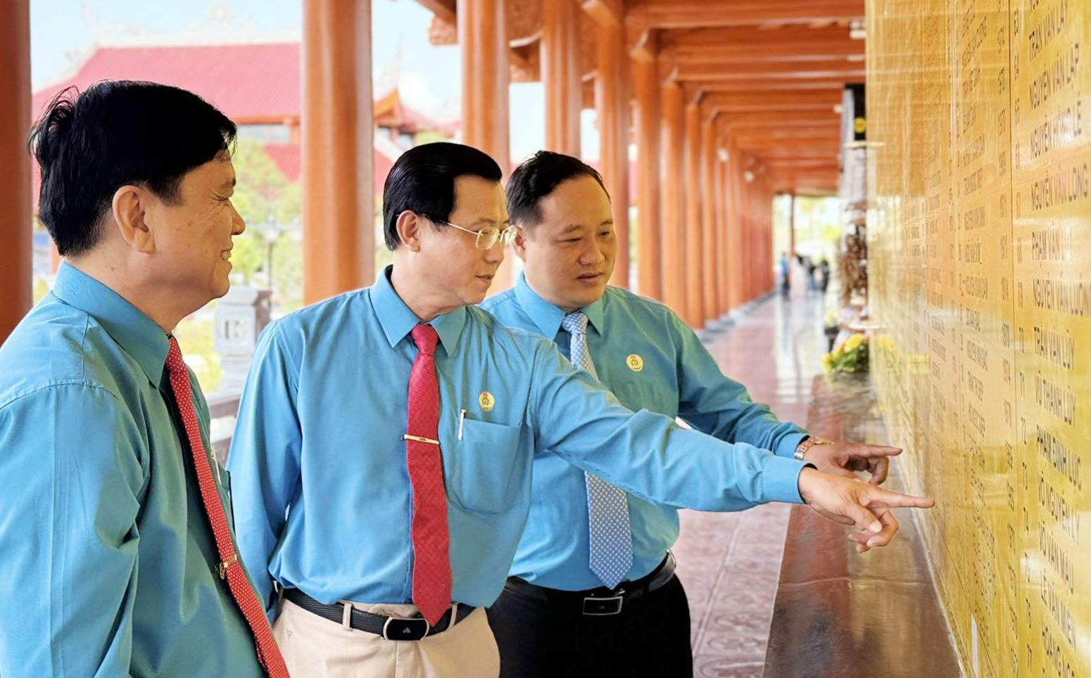 Liên đoàn Lao động tỉnh An Giang viếng Đền tưởng niệm Anh hùng, liệt sĩ và người có công