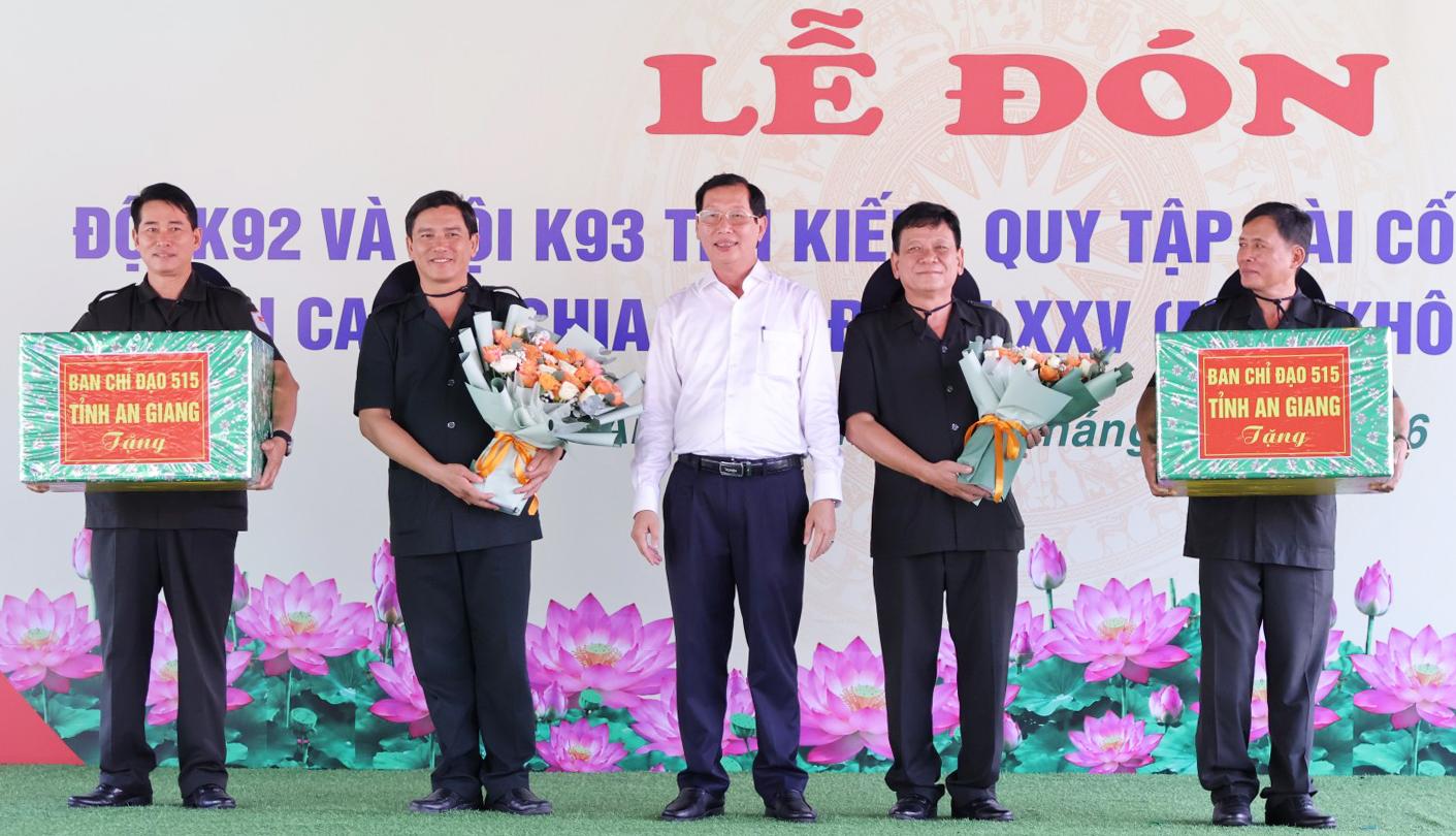 Đón Đội K92, K93 hoàn thành nhiệm vụ quy tập 170 hài cốt liệt sĩ về nước