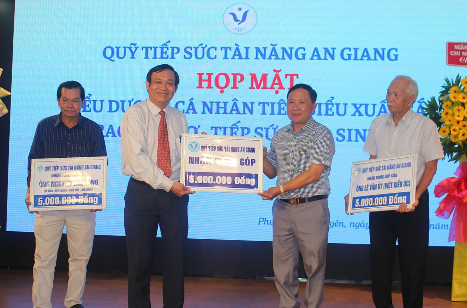 Họp mặt biểu dương cá nhân tiêu biểu xuất sắc và trao tài trợ cho sinh viên tài năng An Giang