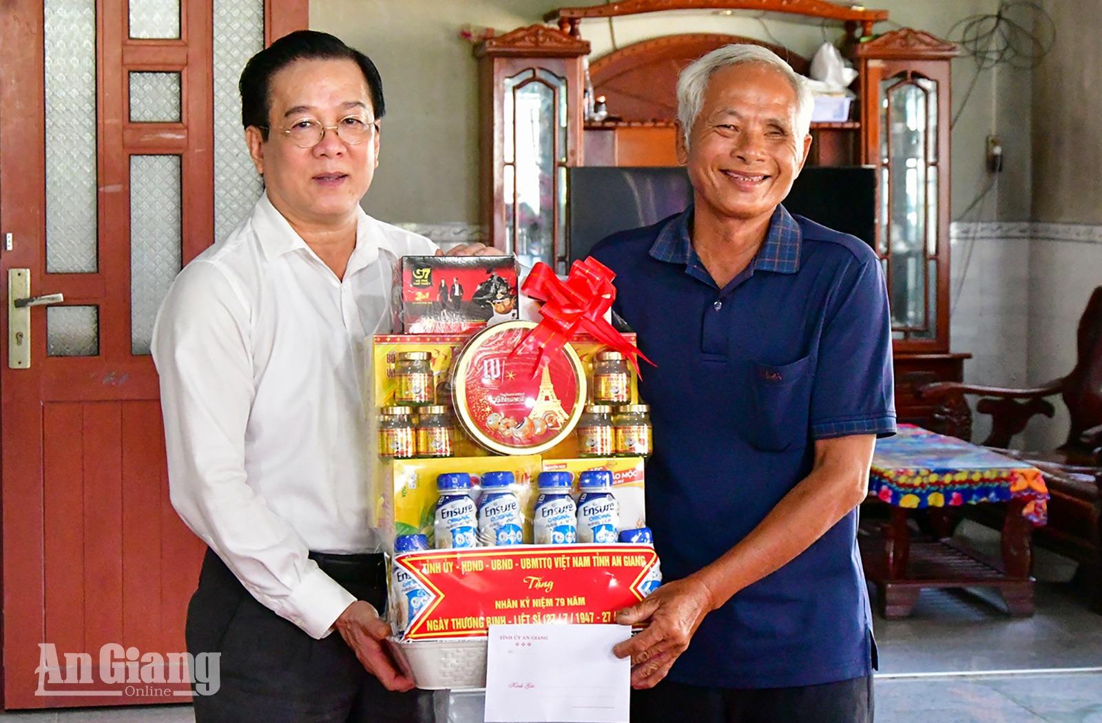 Trưởng Ban Tổ chức Tỉnh ủy An Giang Phạm Hoàng Nam thăm gia đình chính sách hai xã Đông Thái, An Biên