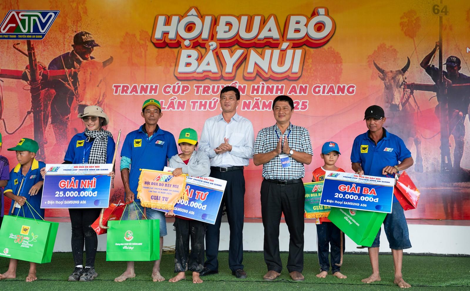 Đôi bò của ông Chau Khon đoạt giải nhất Hội Đua bò Bảy Núi tranh cúp truyền hình An Giang lần thứ 30 năm 2025