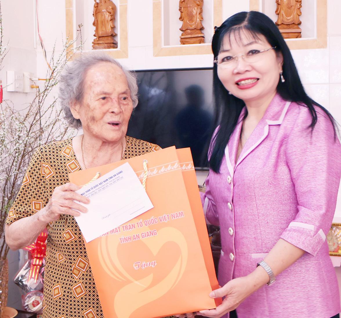 Phó Bí thư Tỉnh ủy Trần Thị Thanh Hương thăm, chúc tết các đồng chí nguyên Chủ tịch Ủy ban MTTQ Việt Nam tỉnh