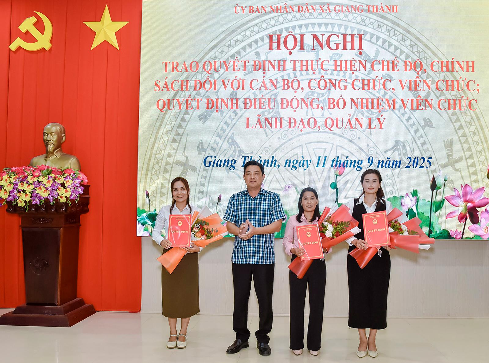 Xã Giang Thành trao quyết định nghỉ hưu, nghỉ thôi việc cho cán bộ, công chức, viên chức