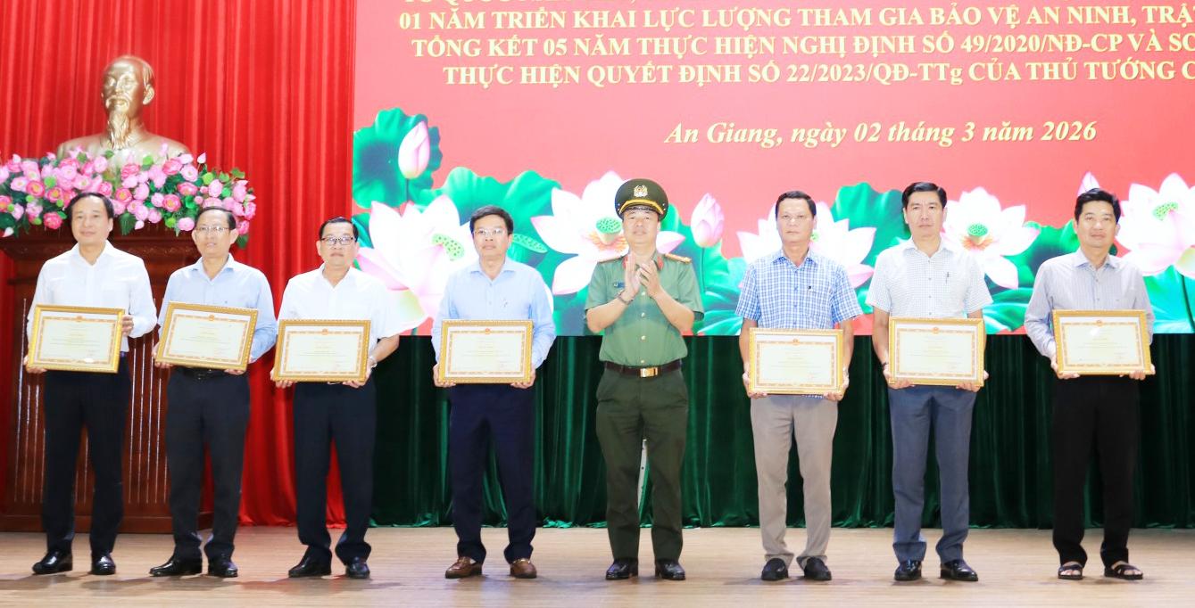 Đại tá Nguyễn Phong Thịnh Phó Cục trưởng Cục V05 (Bộ Công an) trao Bằng khen Bộ Công an cho các tập thể