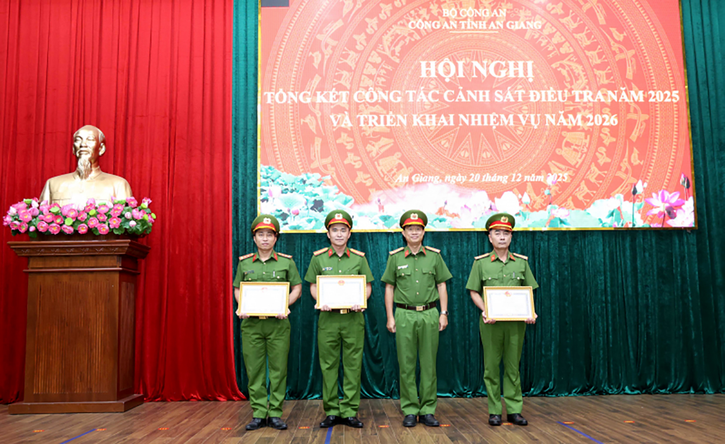 Đại t&aacute; Nguyễn Nhật Trường, Ph&oacute; Gi&aacute;m đốc C&ocirc;ng an tỉnh trao Bằng khen của UBND tỉnh An Giang tặng c&aacute;c c&aacute; nh&acirc;n c&oacute; th&agrave;nh t&iacute;ch xuất sắc trong c&ocirc;ng t&aacute;c đấu tranh, ph&ograve;ng chống tội phạm.