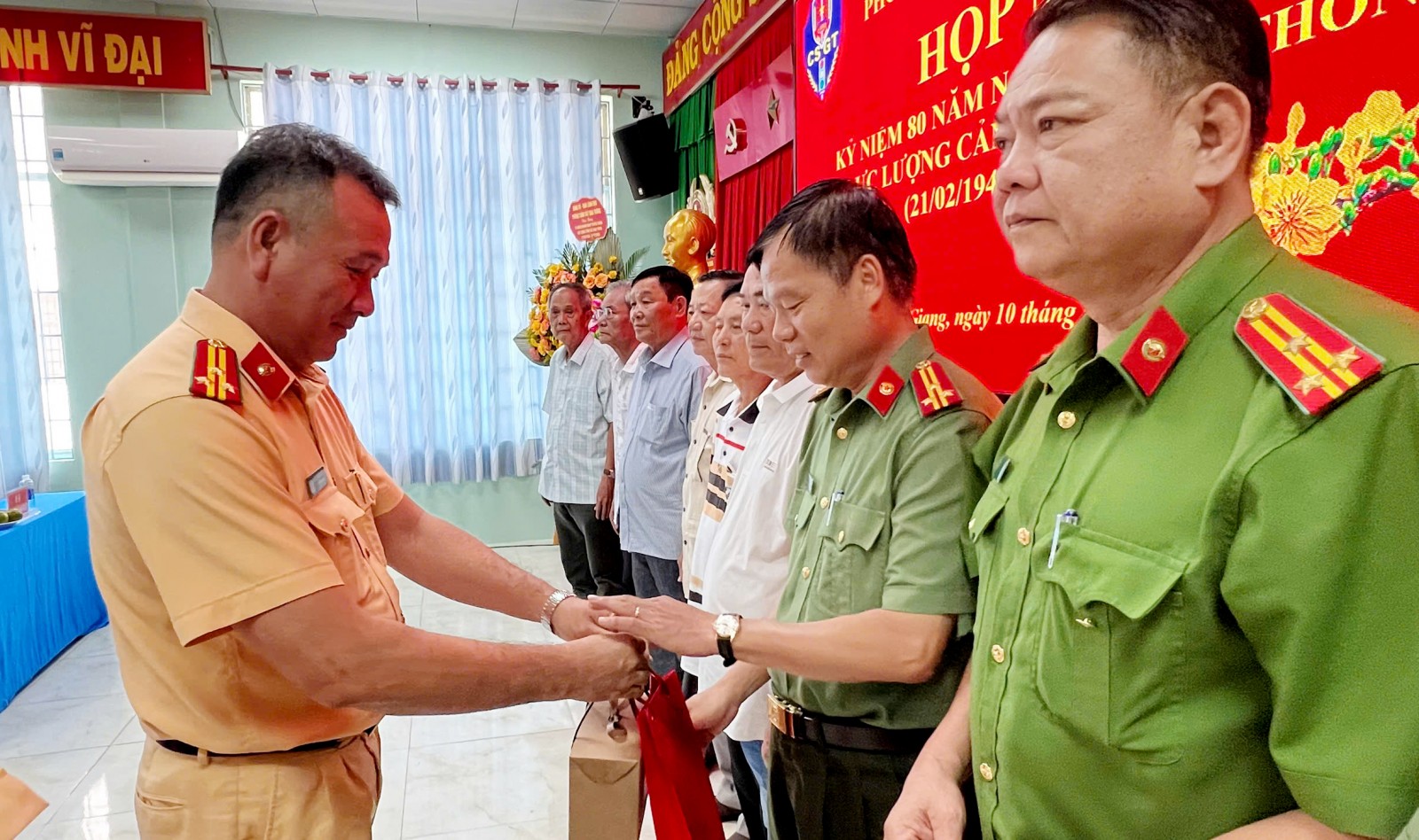 An Giang họp mặt kỷ niệm 80 năm Ngày truyền thống lực lượng Cảnh sát giao thông Trao quà cho các đại biểu nguyên lãnh đạo Phòng CSGT qua các thời kỳ