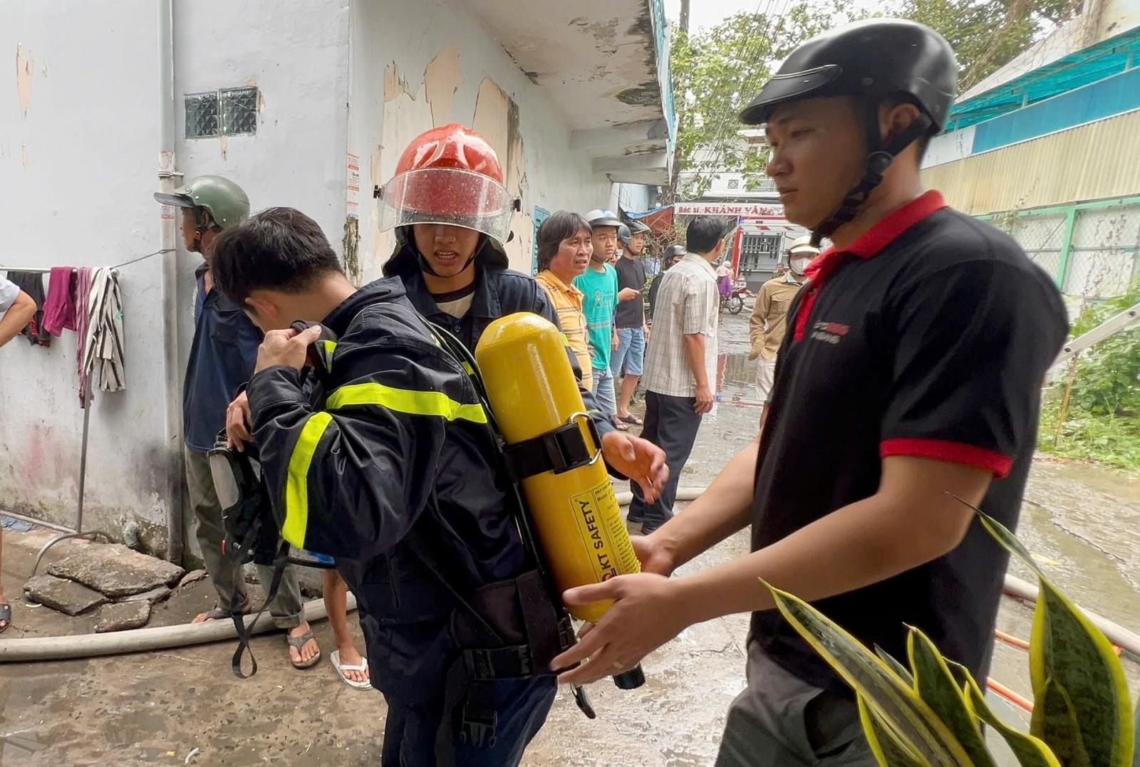 Cháy 4 căn nhà ở phường Bình Đức