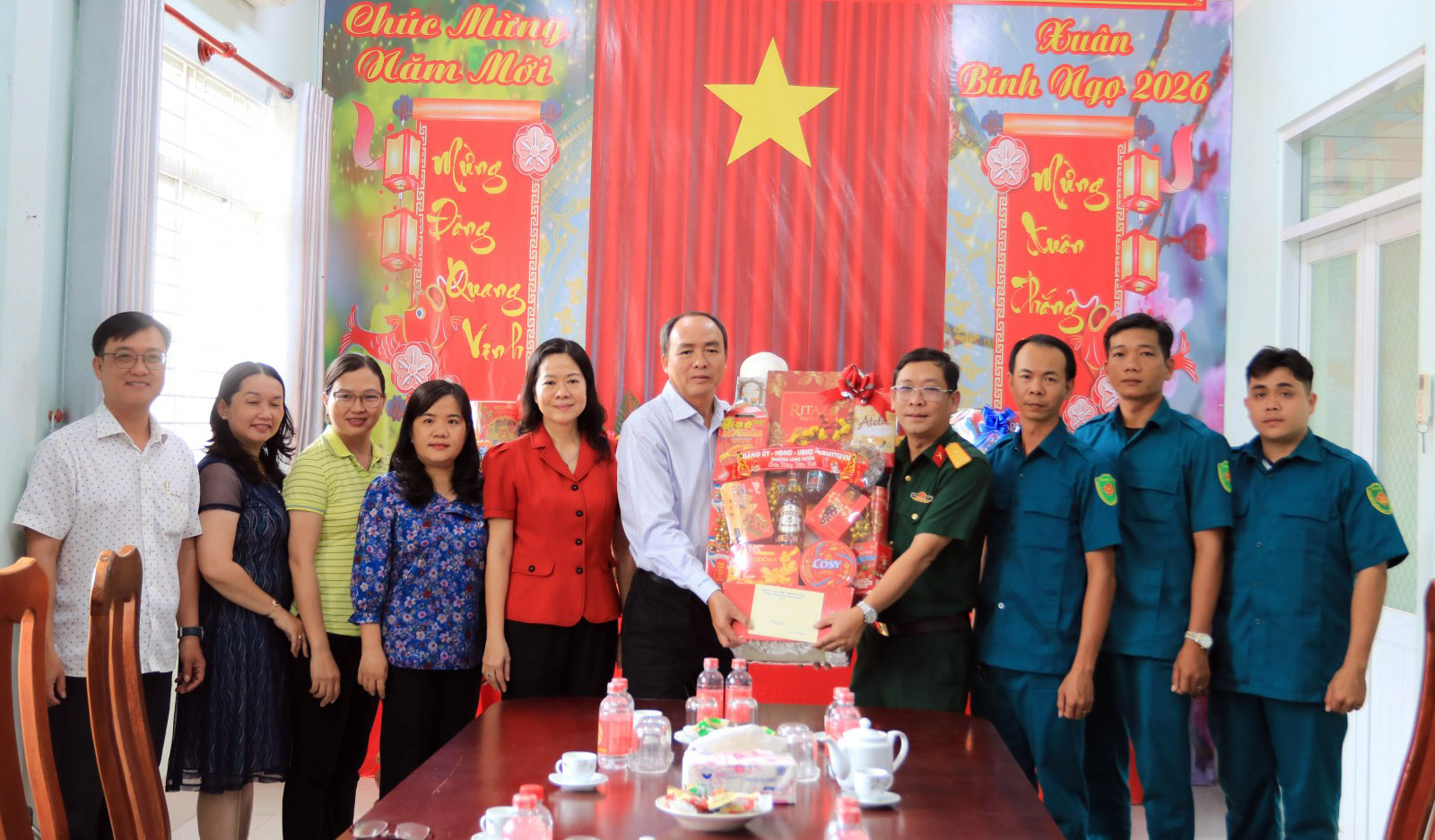 Thăm tặng quà Ban Chỉ huy Quân sự phường