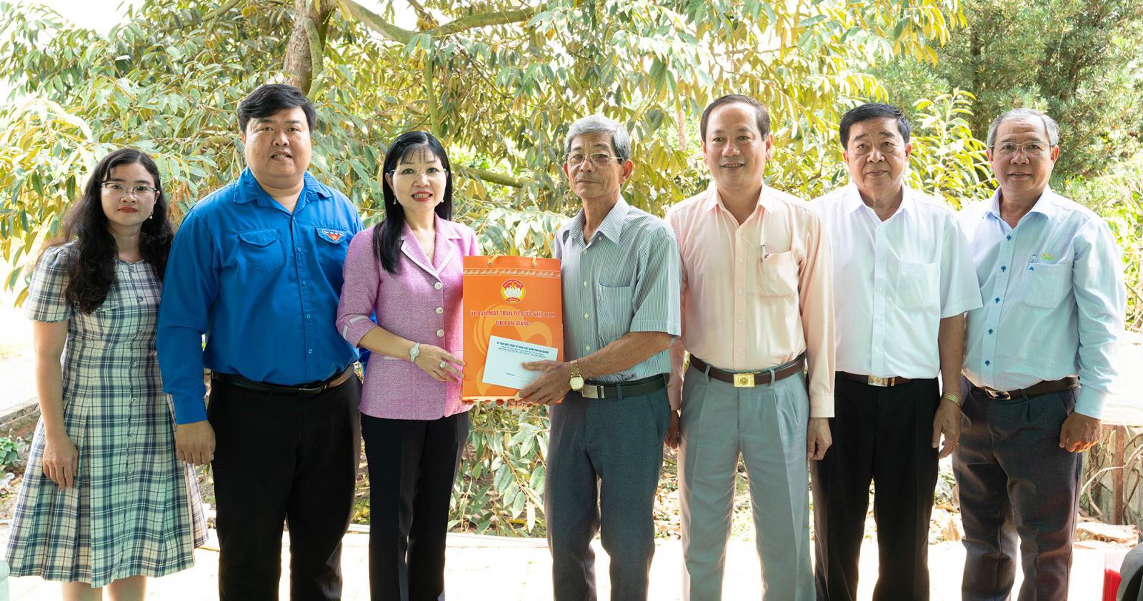 Phó Bí thư Tỉnh ủy Trần Thị Thanh Hương thăm, chúc tết nguyên Chủ tịch Ủy ban MTTQ Việt Nam tỉnh An Giang