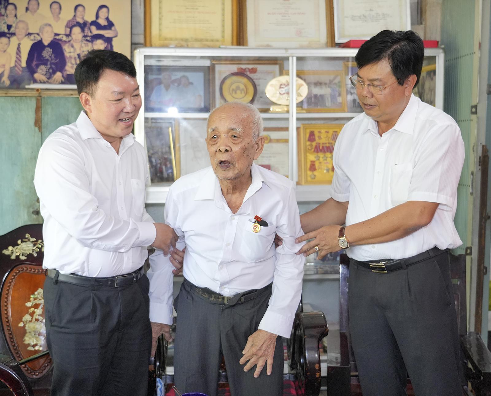 Bí thư Tỉnh ủy An Giang Nguyễn Tiến Hải trao tặng Huy hiệu 80 năm tuổi Đảng tại nhà cho đảng viên lão thành