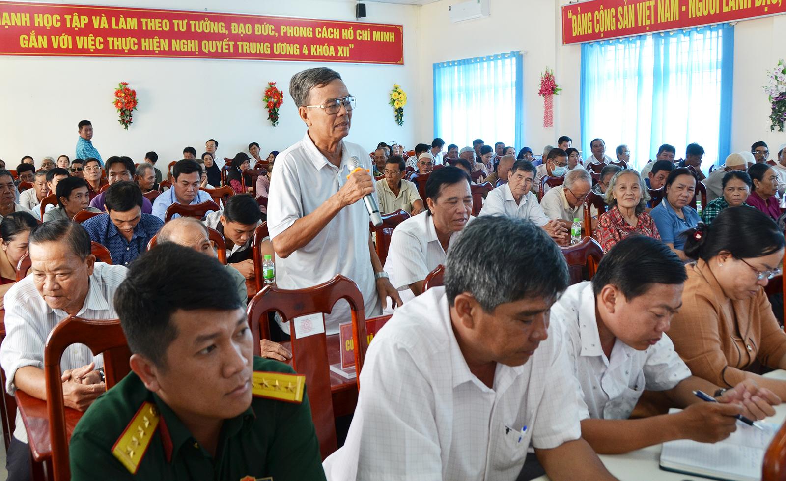 Ứng cử viên đại biểu Quốc hội tiếp xúc cử tri hai xã Khánh Bình và Vĩnh Hậu