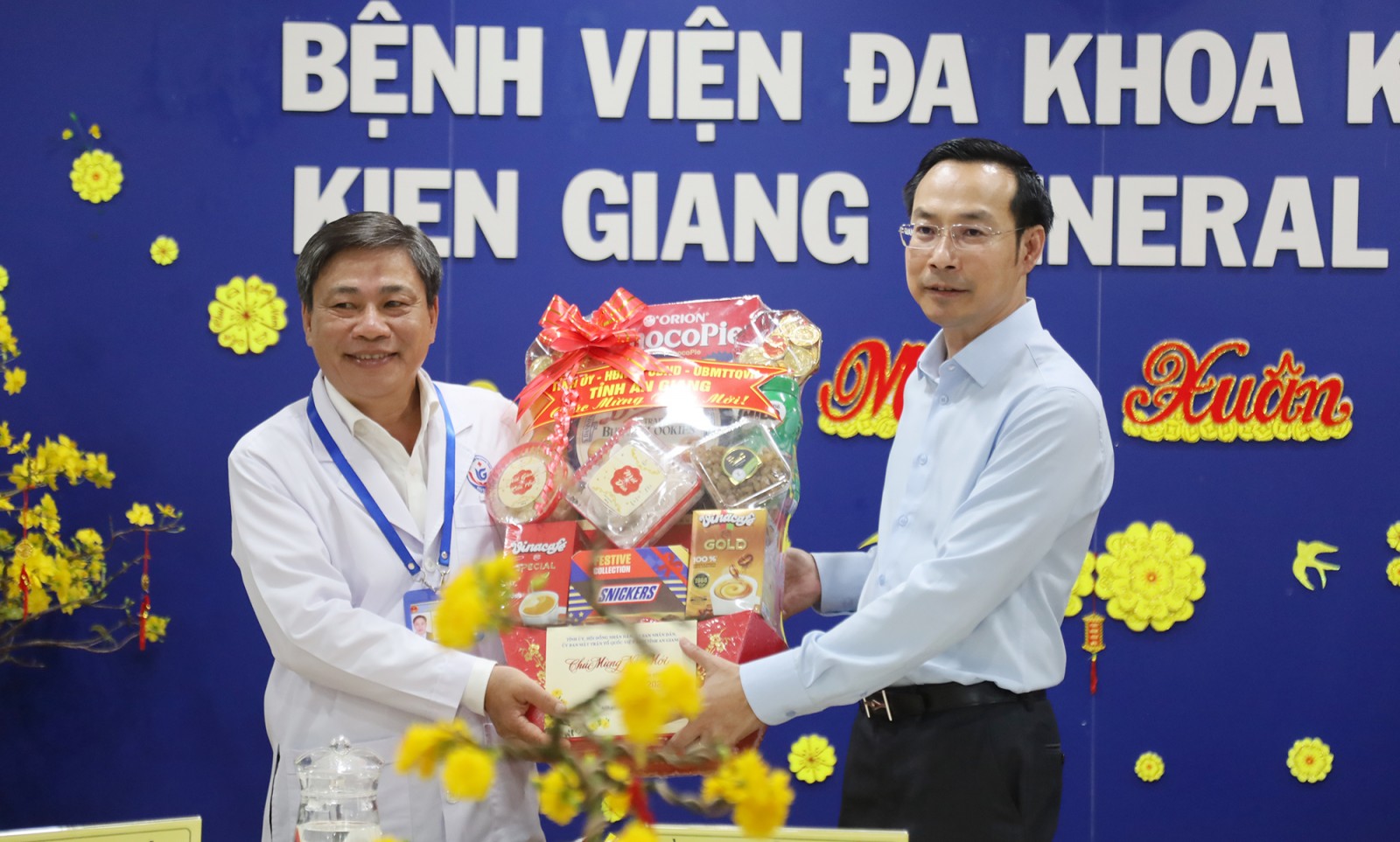 Phó Bí thư Thường trực Tỉnh ủy, Chủ tịch HĐND tỉnh An Giang Nguyễn Thanh Nhàn thăm, chúc tết tại phường Rạch Giá