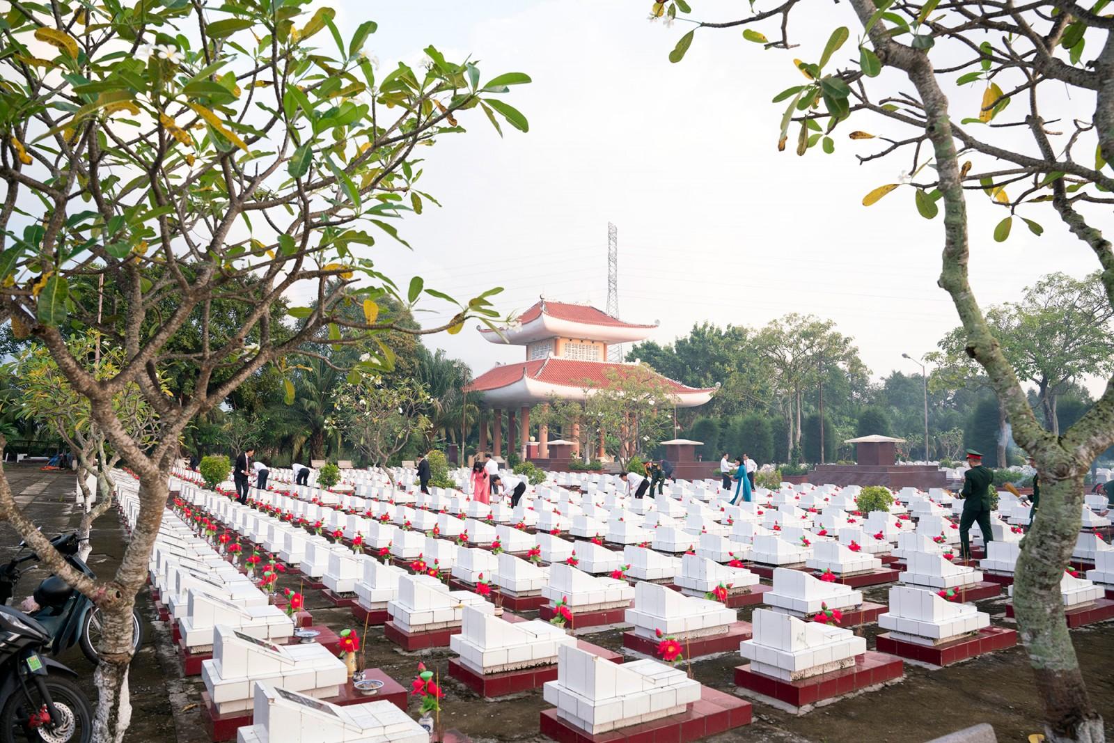 Đoàn đại biểu dự Đại hội Đảng bộ tỉnh An Giang lần thứ I, nhiệm kỳ 2025 - 2030 viếng Nghĩa trang liệt sĩ tỉnh