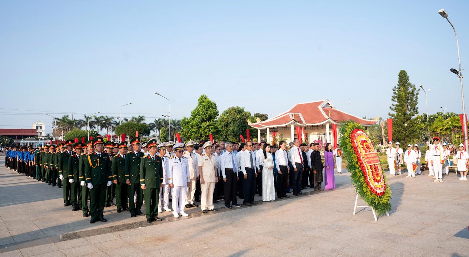 Lãnh đạo tỉnh An Giang viếng Nghĩa trang liệt sĩ tỉnh