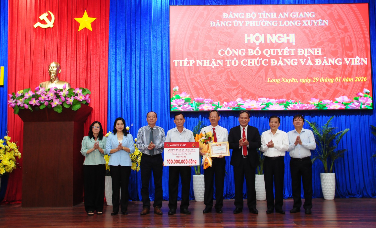 Đảng bộ phường Long Xuyên tiếp nhận Đảng bộ Agribank chi nhánh An Giang Đảng bộ Agribank trao bảng tượng trưng ủng hộ công tác an sinh xã hội