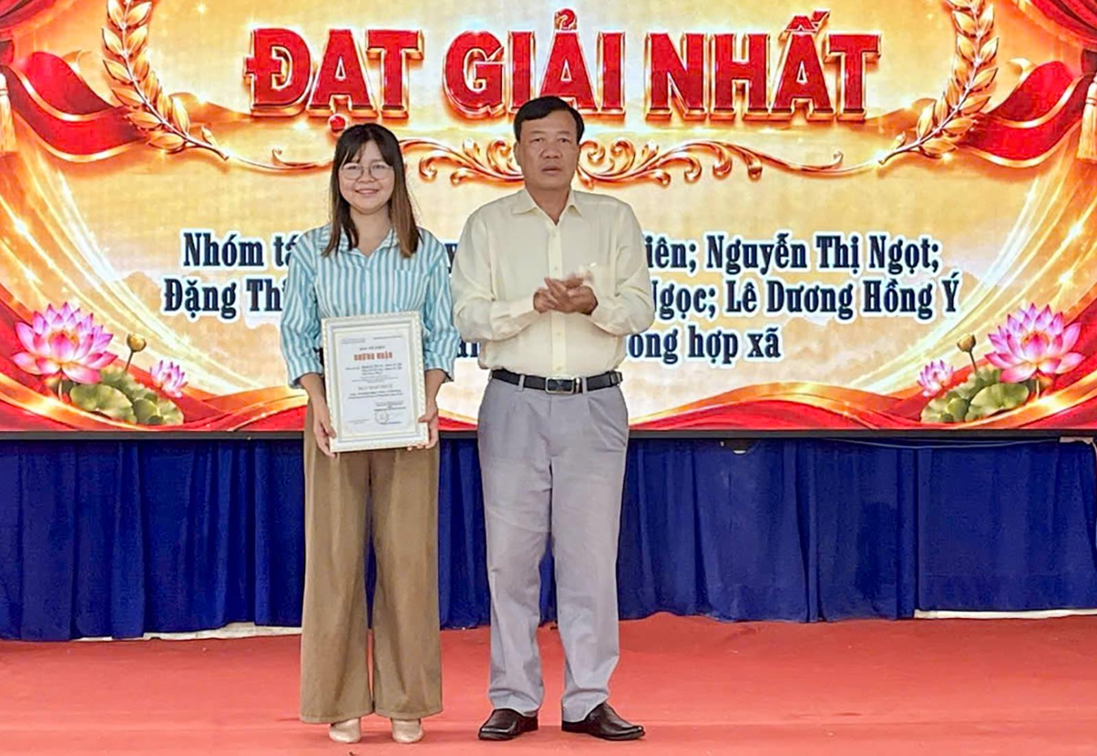 Xã Nhơn Mỹ trao giải Cuộc thi Chính luận về bảo vệ nền tảng tư tưởng của Đảng