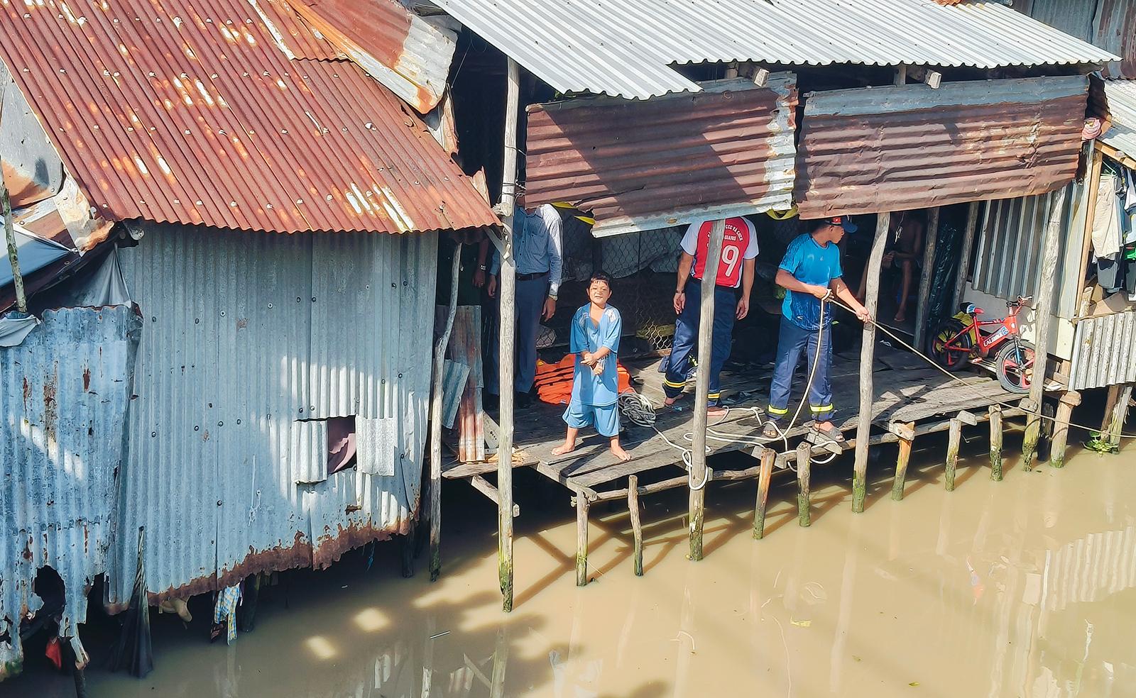 Khẩn trương tìm kiếm cháu bé nghi rơi xuống kênh xáng Xẻo Rô