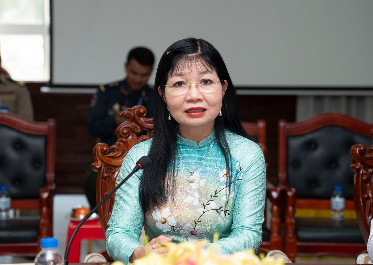 Phó Bí thư Tỉnh ủy, Chủ tịch Ủy ban MTTQ Việt Nam tỉnh An Giang Trần Thị Thanh Hương chúc tết Chôl Chnăm Thmây tại tỉnh Kampong Chhnang